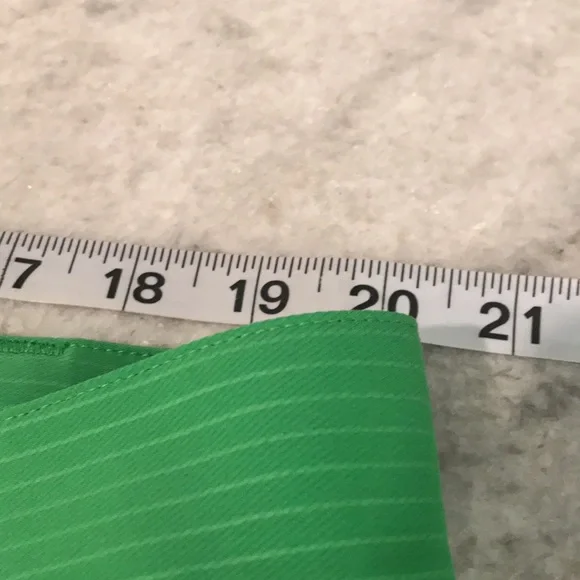 Under Armour Golf Shorts Mens Size 42 Green Pin Stripe Athletic Flat Front - Picture 7 of 9